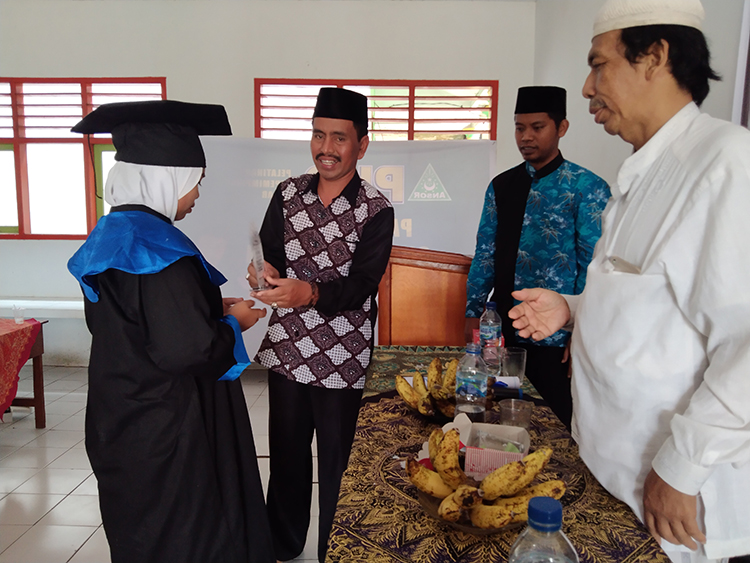 Momen Wisuda Santri Yayasan Manarut Tauhid Bondowoso