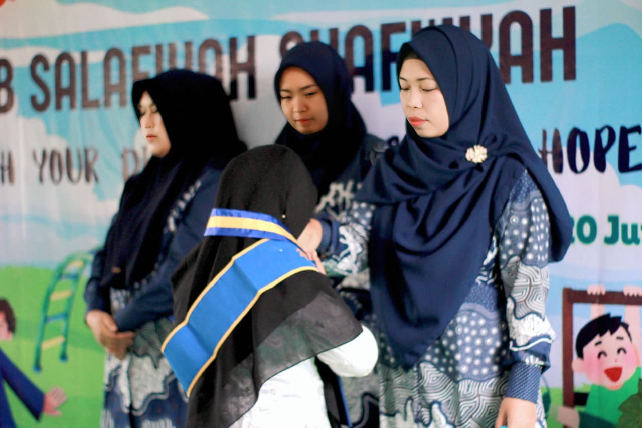 Kebahagiaan Kelulusan Santri di Sukorejo Bondowoso